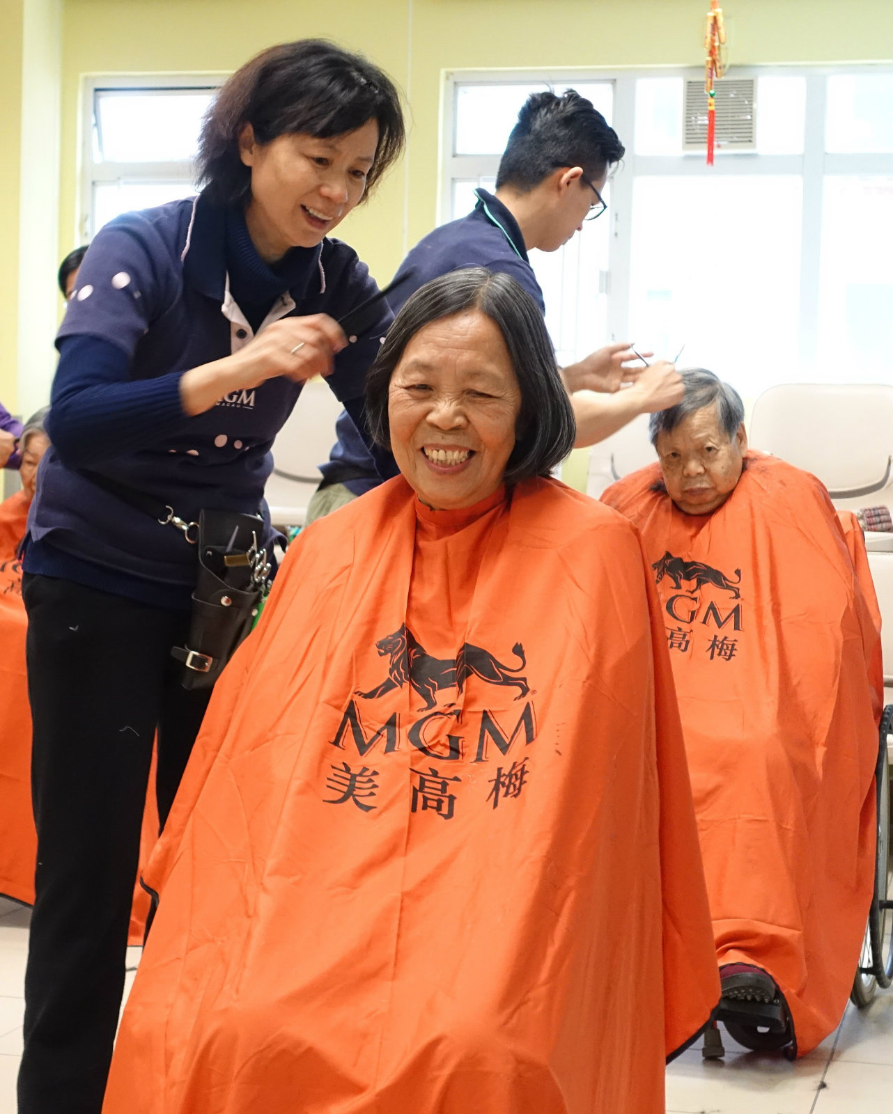 美高梅連續第五年舉辦「金獅義剪」活動，義剪隊成員為本地長者免費理髮，讓其以清爽形象迎接新一年。