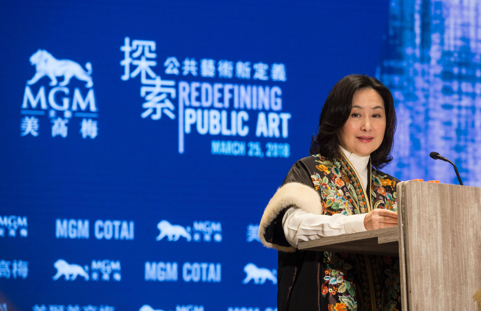 美高梅中國控股有限公司聯席主席及執行董事何超瓊女士於藝術座談會上致歡迎辭。