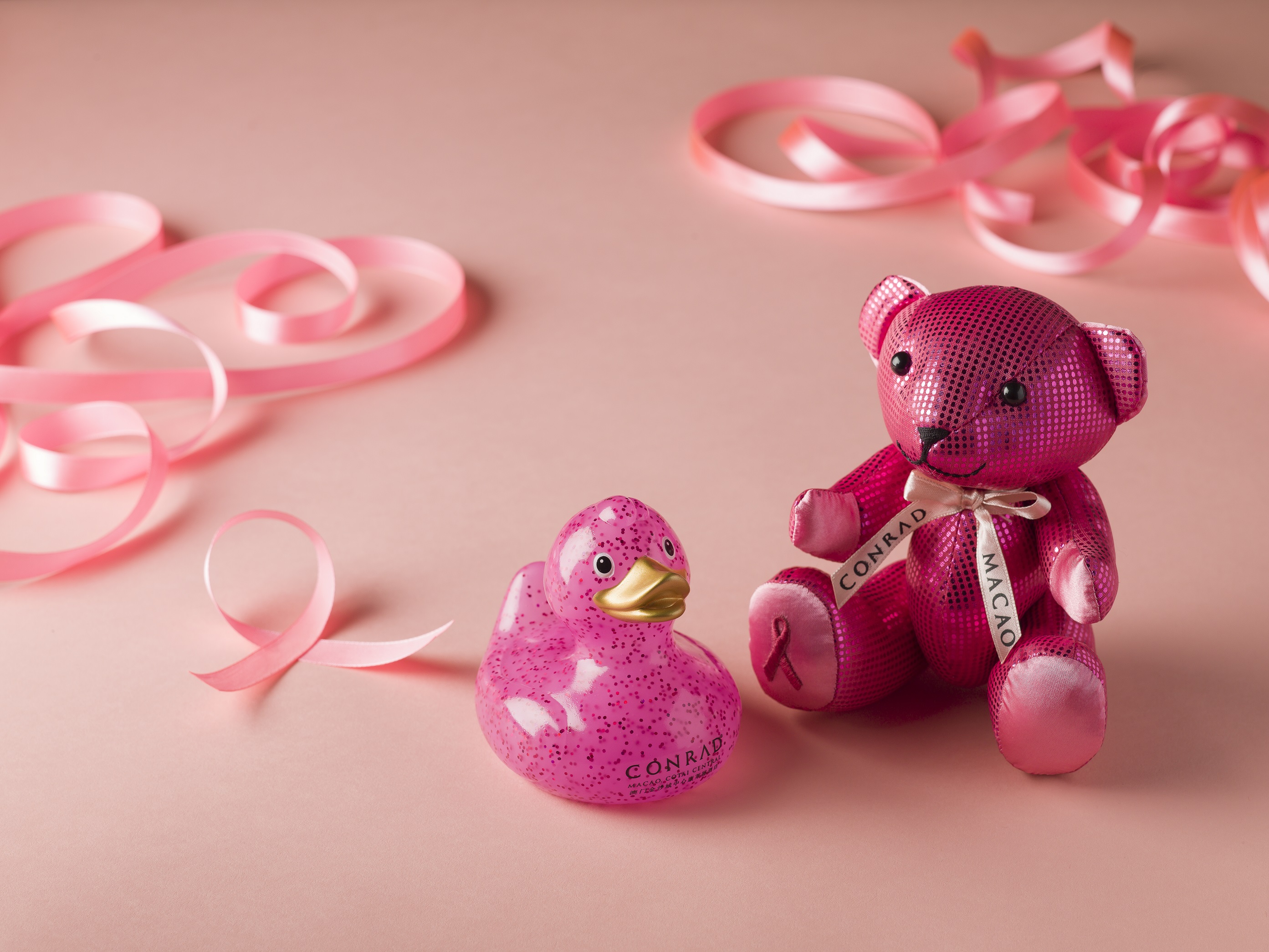 獨家限量版康萊德小熊及粉紅幸運鴨子、大堂酒廊的「粉紅下午茶套餐」皆是澳門金沙城中心康萊德酒店將於2015年10月1日至31日期間推出的一系列粉紅體驗及收藏品之一，以支持香港癌症基金會每年一度的「粉紅革命」活動並提高公眾對乳癌的關注及籌募善款。