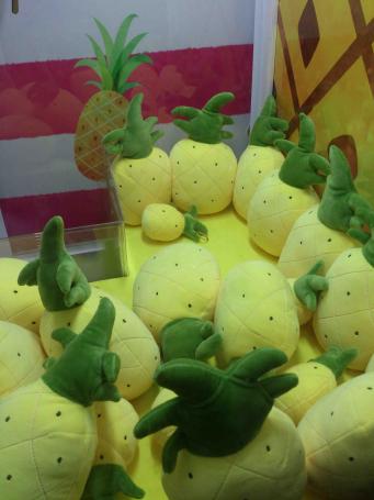 澳門旅遊塔菠蘿夏日派對﹣夾菠蘿機裏的菠蘿公仔近鏡