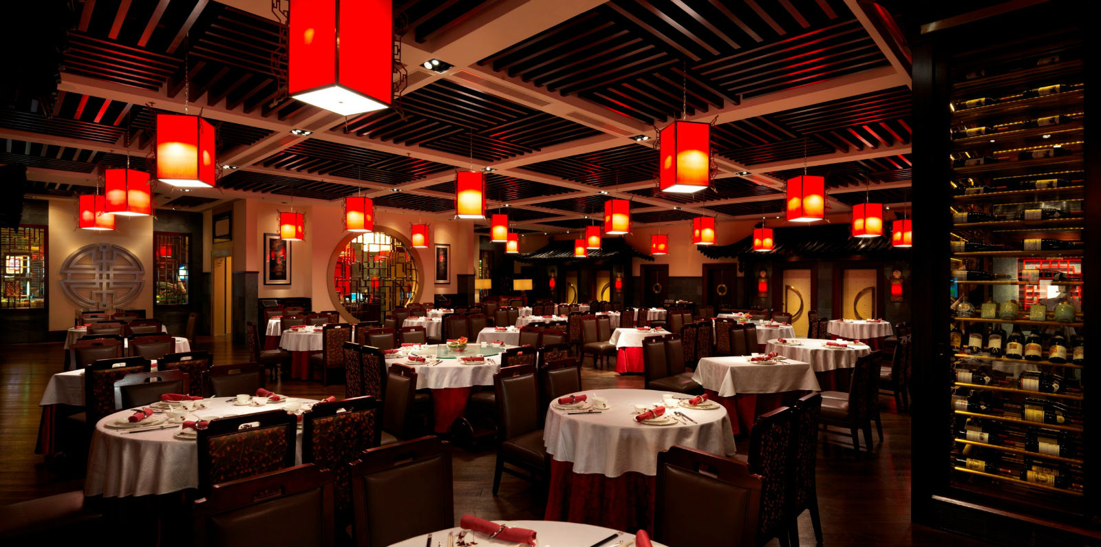 環境典雅、備受讚譽的「朝」餐廳位於澳門康萊德酒店內，今年再度獲《南華早報》享負盛名的《100 Top Tables》表揚。