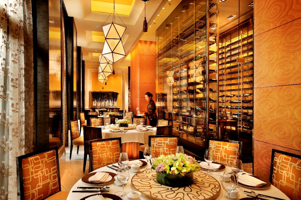 位於澳門四季酒店的「紫逸軒」再度入選《南華早報》的2018年《100 Top Tables》。餐廳擁有舒適典雅的環境，提供經典、創新的粵菜。
