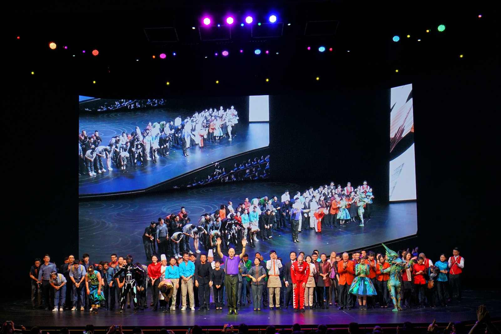 01	公司特意在美高梅劇院為5,000多名團隊成員舉辦盛大歡迎會，讓成員率先體驗美獅美高梅的嶄新娛樂設施。