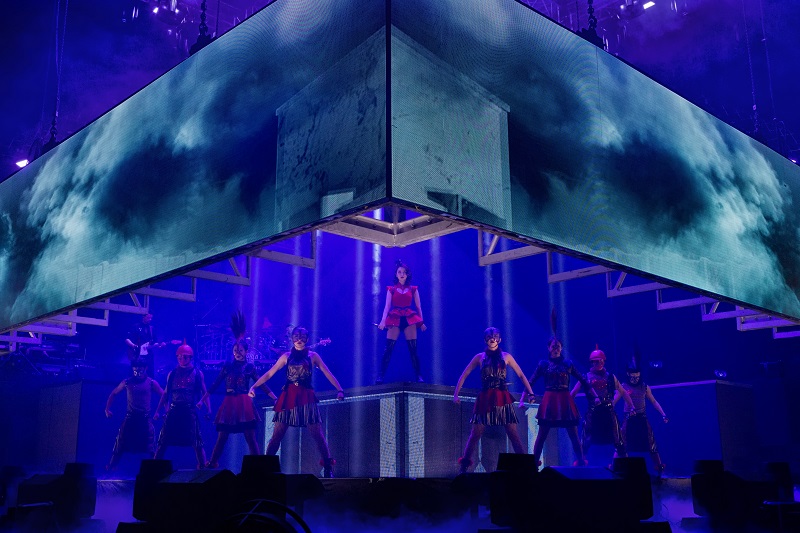 G.E.M.於《G.E.M.鄧紫棋“Queen of Hearts”世界巡迴演唱會 – 澳門站》呈現華麗服裝及曼妙舞姿。