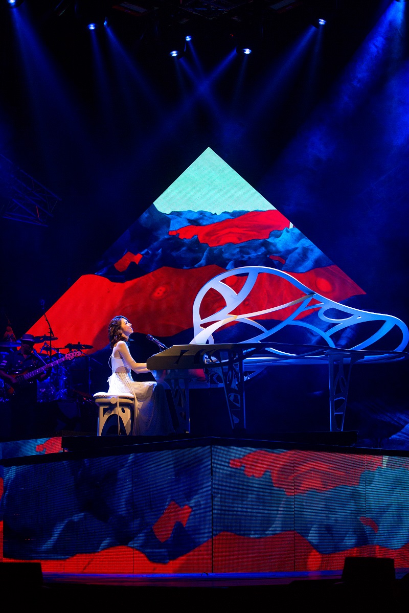 G.E.M.於《G.E.M.鄧紫棋“Queen of Hearts”世界巡迴演唱會 – 澳門站》演奏鋼琴、結他及鼓，展現出眾的音樂才華。