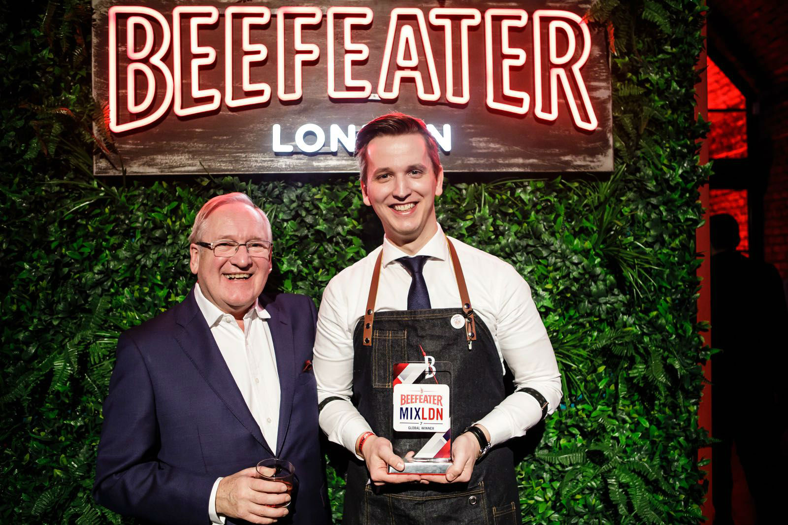 麗思酒廊調酒師 Maxim Schulte 於全球大型 氈酒錦標賽 Beefeater MIXLDN 7 中勇奪全球 冠軍殊榮