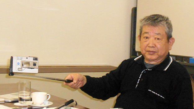 上田宏與他的自拍神棍 (網上圖片)