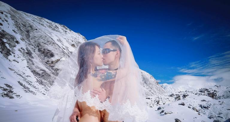 台灣作家柳喪彪到尼泊爾拍婚照 (圖片來源:柳喪彪臉書)