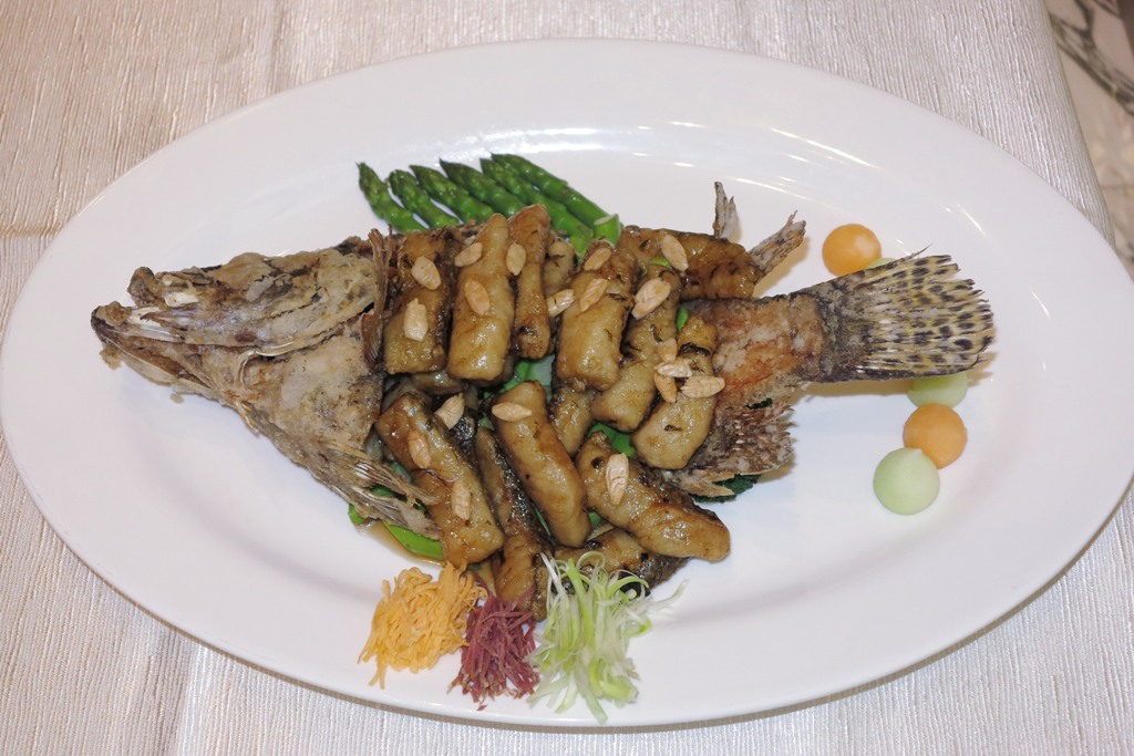 夜欖美人魚（MOP368）：鮭花魚起肉先蒸後炸，加上欖仁，再淋上欖菜汁，肉質鮮美，連骨都炸得香脆可口。 