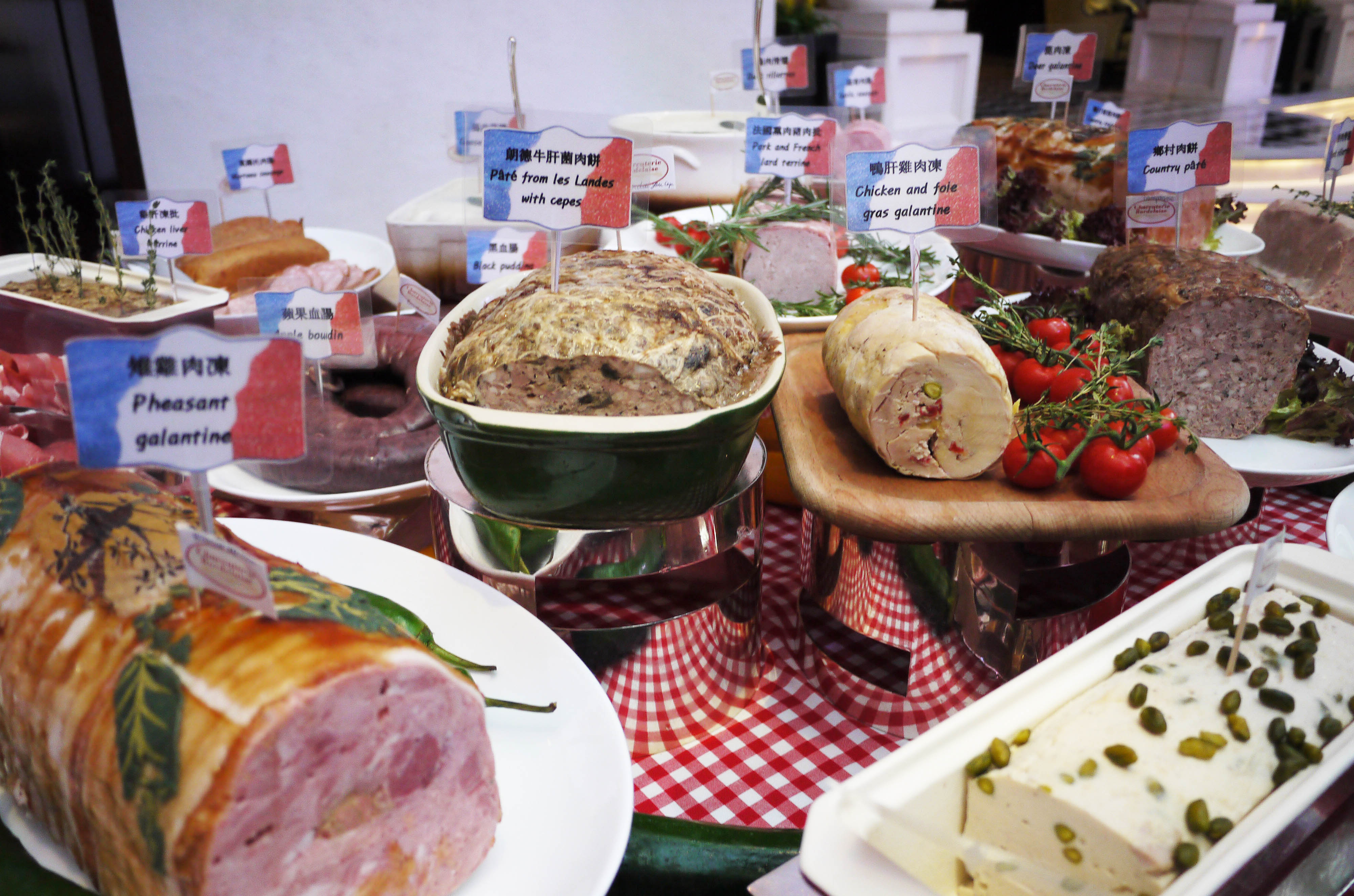 澳門美高梅寶雅座法國餐廳於8月6日至30日呈獻法式「波爾多凍肉巡禮」，多逹28款的冷切肉配上各式各樣的配料及新鮮的麵包，必定令人回味無窮。