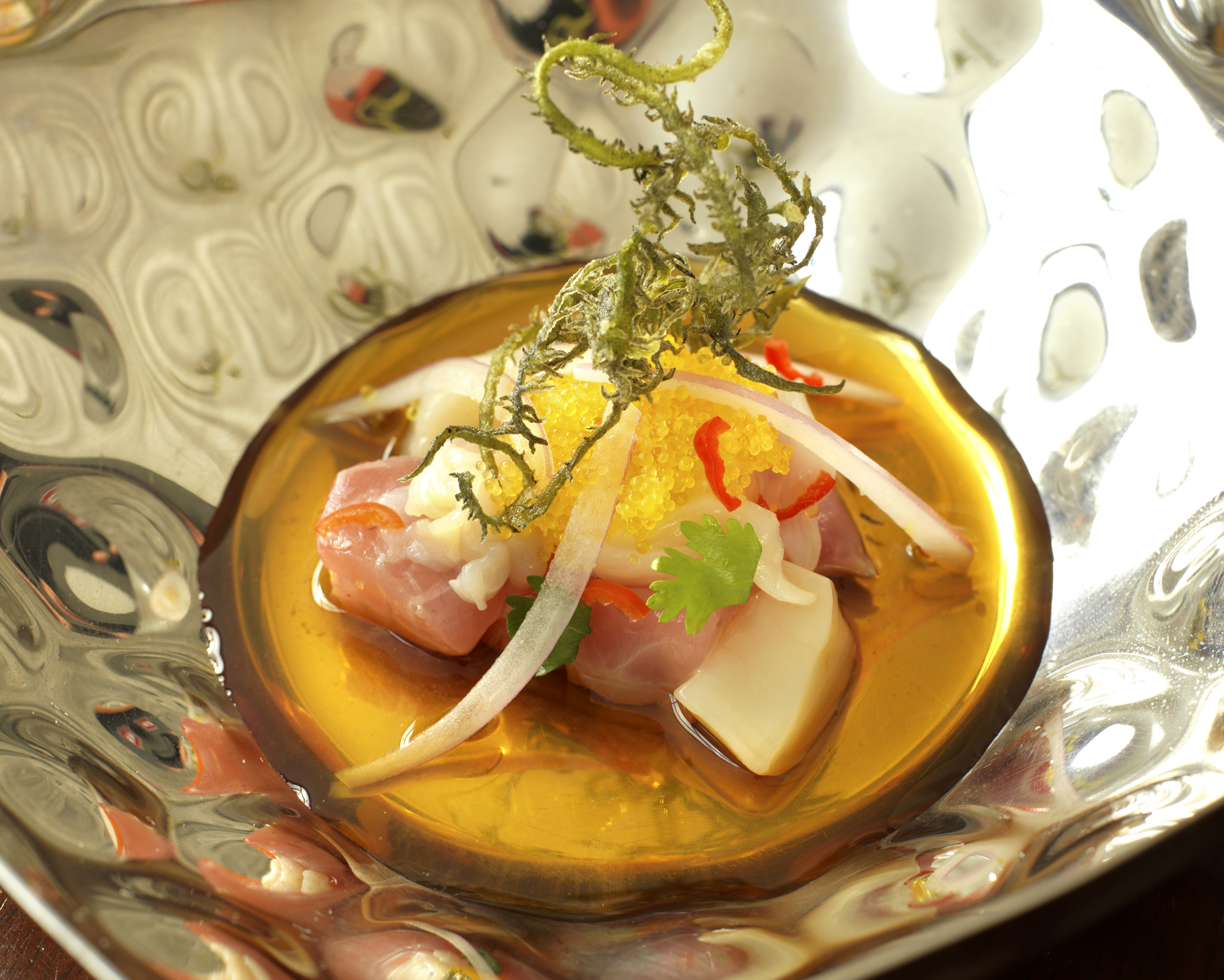 酸橘汁醃魚配方中融合了日本和秘魯食材，充份表現出正宗日式秘魯菜 (Nikkei Cuisine) 的味道。採用的鮮魚和海鮮均以檸檬，辣椒，蒜頭，生薑，醬油和芫茜醃製