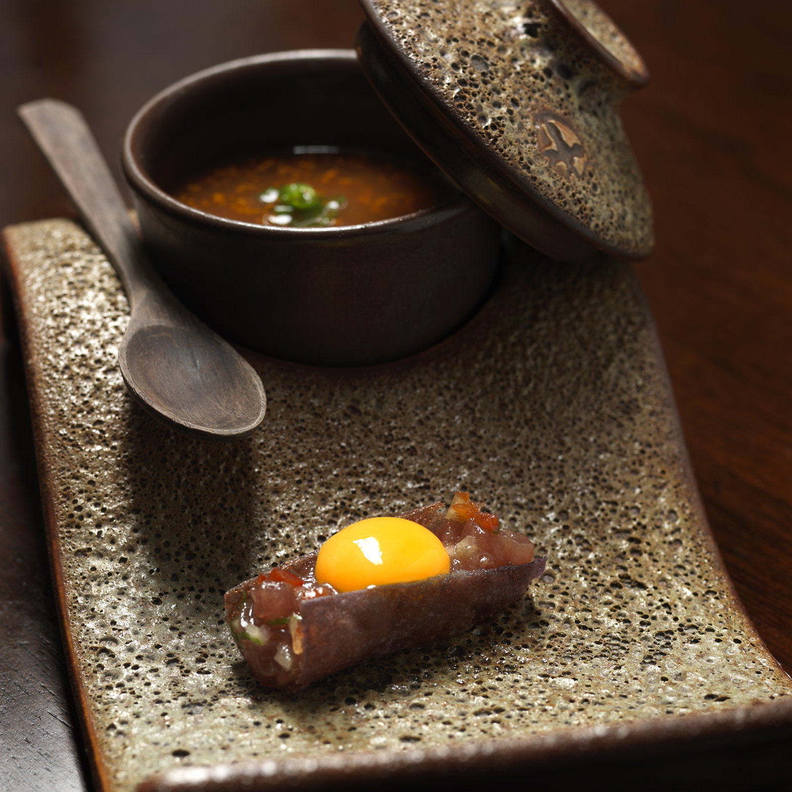 在脆薯上放上醃製了的鰹魚和生雞蛋，配以日本傳統的蒸蛋，讓食客在同一道菜餚中感受到兩種鮮味的體驗