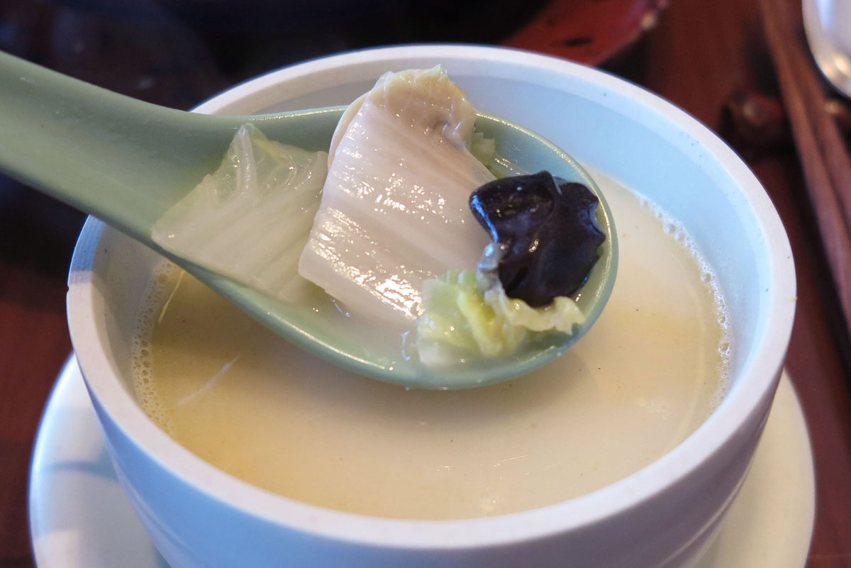 「珍珠翡翠白玉湯」湯料有小白菜、雲耳等，看似簡單清澈，喝起來有點微辣，北方味十足。