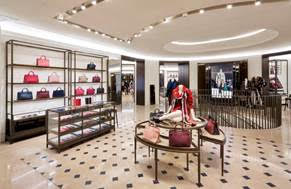 位於「時尚匯」的全新Burberry 旗艦店設有兩層樓, 其設計概念源於在倫敦攝政街的全球旗艦店。