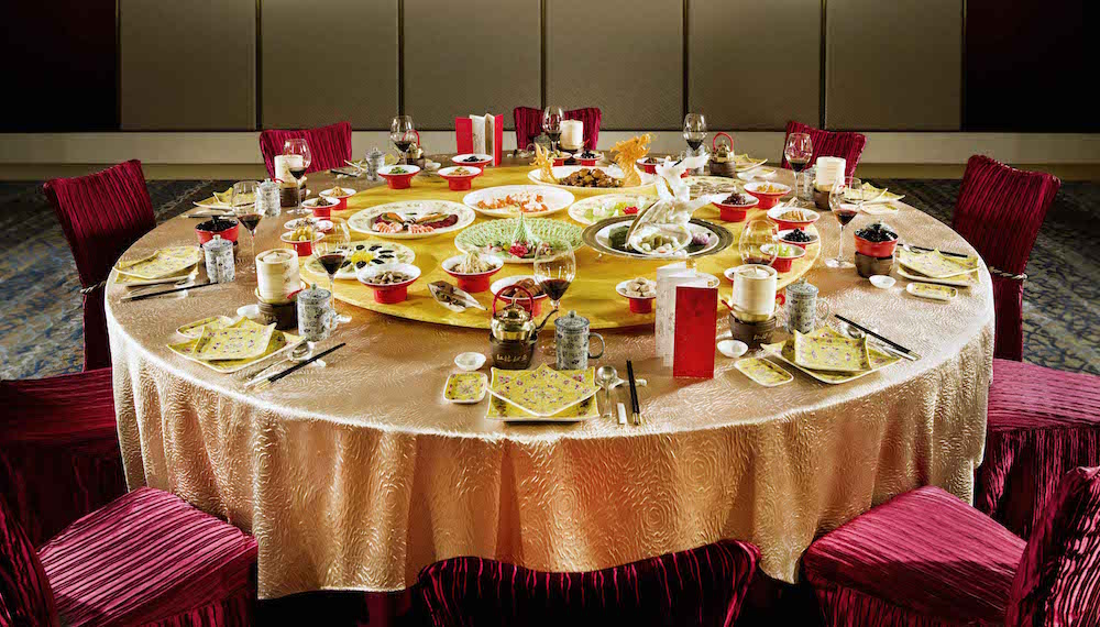 紅樓宴是淮揚菜中的一顆明珠，服務員將紅樓人物、故事和宴席結合起來，以有形美食詮釋無形文化。