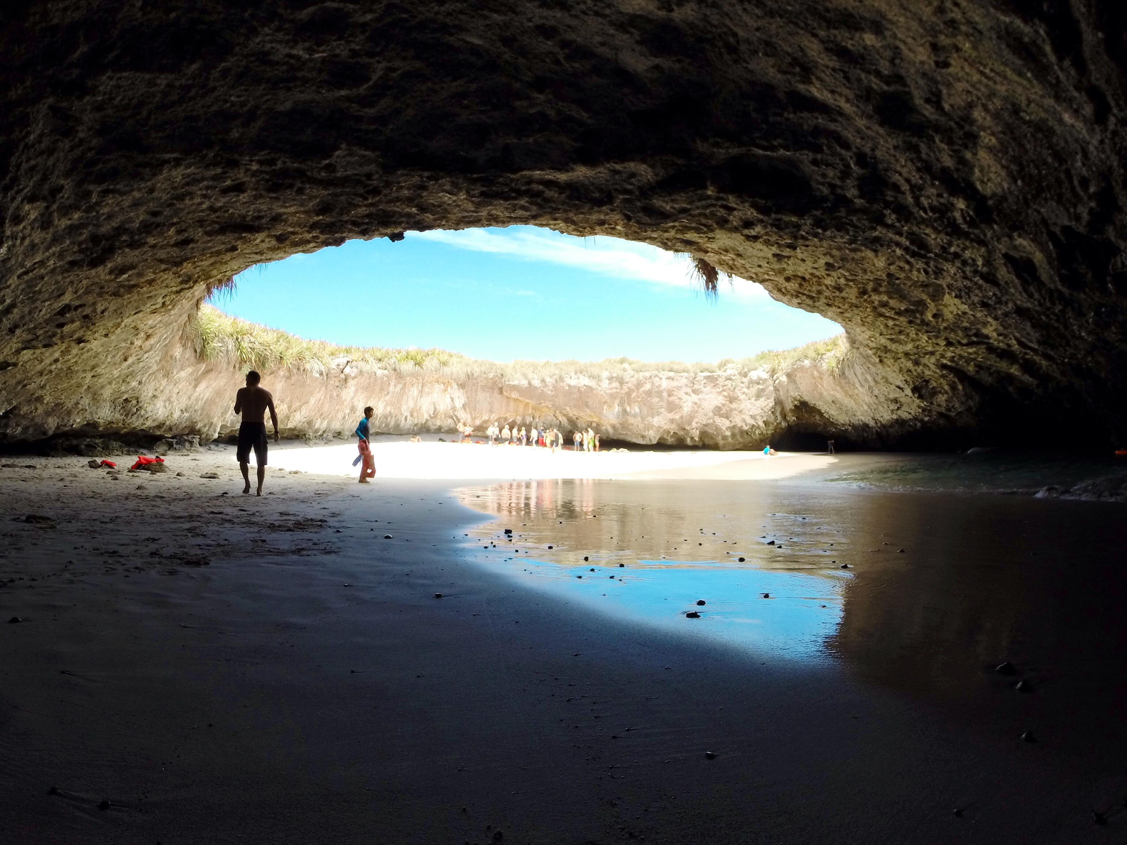 「墨西哥秘密海灘」 游過昏暗的隧道才能抵達這個秘密的地方