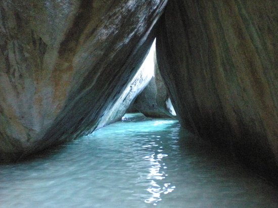 「英屬維京群島巴斯海岸」 隱藏在雄偉巨石之間的秘密游泳池
