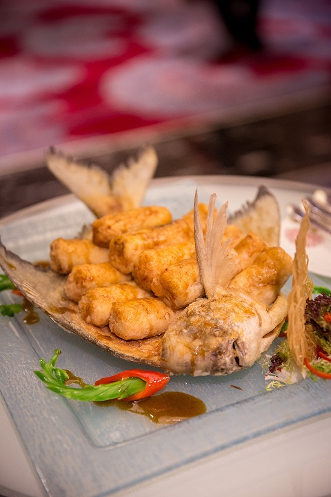 原條骨香鯧魚卷為總廚陳華賢師傅拿手菜式之一。
