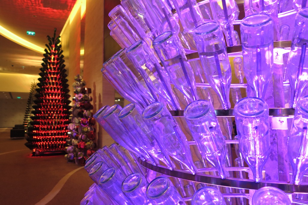 從宴會收集得來的3000個酒瓶建成的聖誕樹，配合不同燈火有不同效果