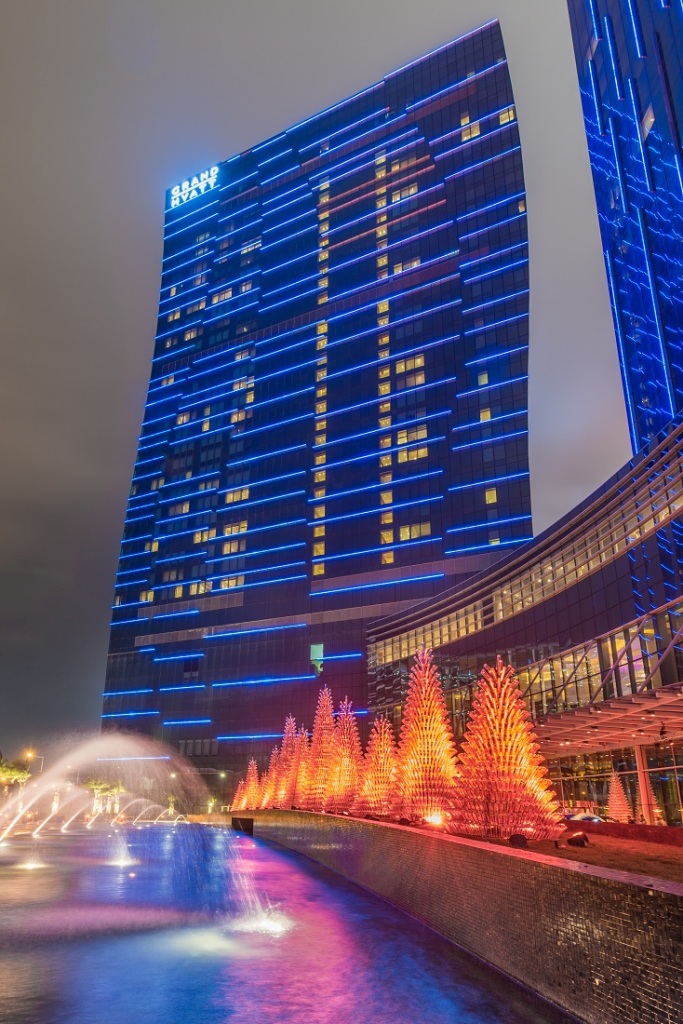 澳門君悅酒店外以逾萬循環再用的玻璃花瓶砌成的聖誕樹 (酒店供圖)