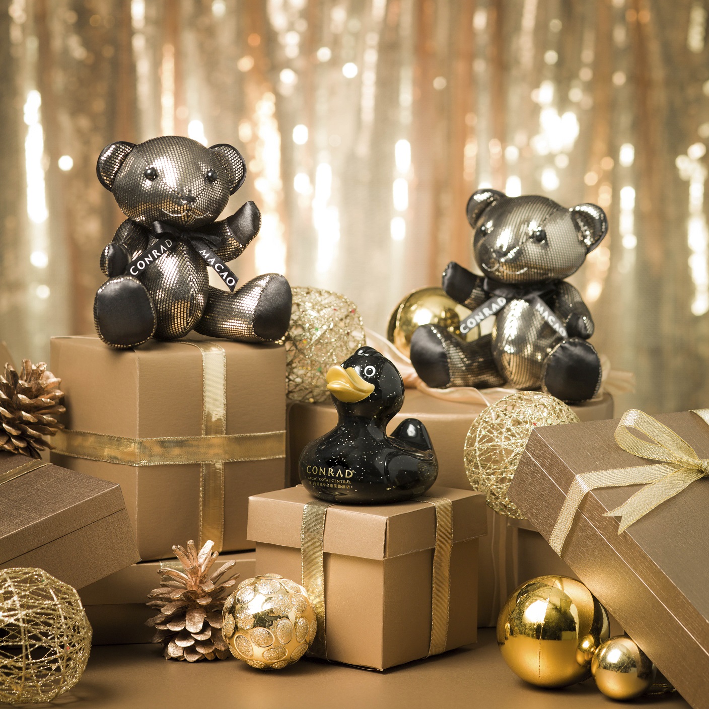 由2015年12月21日起，澳門金沙城中心康萊德酒店推出的全新聖誕限量版時尚黑金色康萊德小熊將於禮品軒有售。