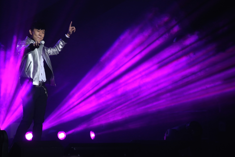第二場「炫音狂熱」演唱會系列打頭陣是新加坡歌手林俊傑，以其個人巨星魅力，令台下所有歌迷興奮不已！