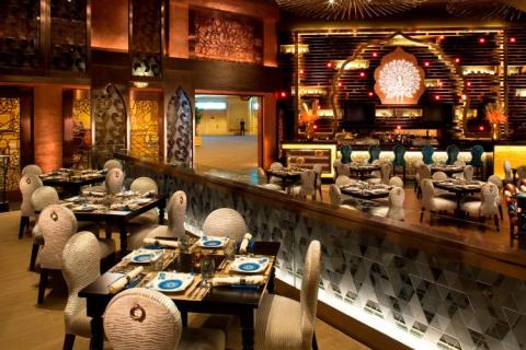 「皇雀印度餐廳」以印度的國鳥作為餐廳的設計主題。這間位於澳門威尼斯人廣受歡迎的正宗印度餐廳再度在《米芝蓮指南 香港 澳門2016》獲評選為一星級美食餐廳