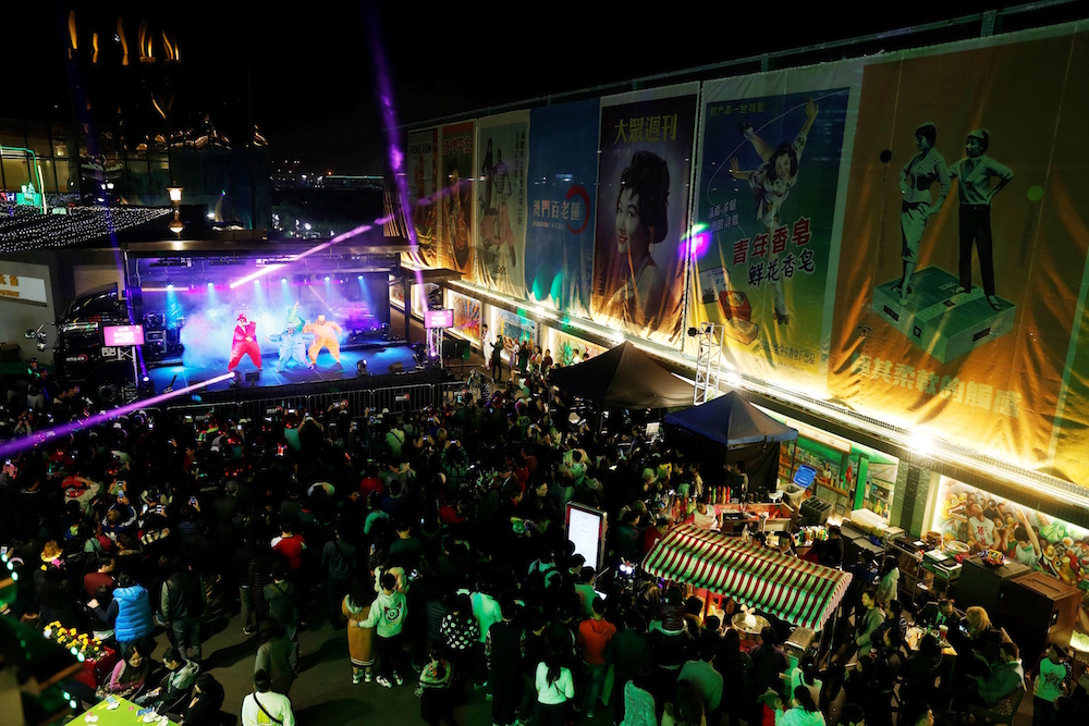 過6,800位賓客參加澳門百老匯倒數派對，以狂歌熱舞及幸運黃金大抽獎，迎接2016年。