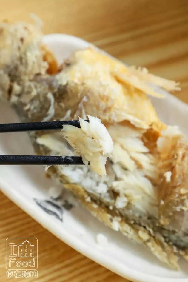 凱峰魚湯米線 - 夾起魚肉